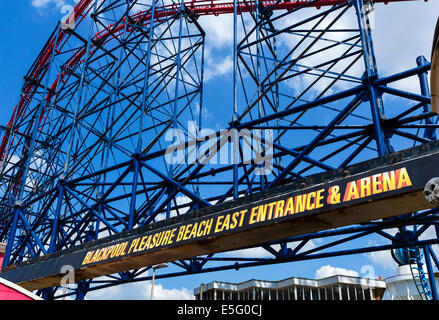Osteingang Blackpool Pleasure Beach unter der Big One Achterbahn, Blackpool, Lancashire, UK Stockfoto