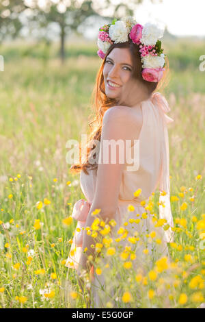 Frau mit Blumen Kranz auf einer Wiese Stockfoto