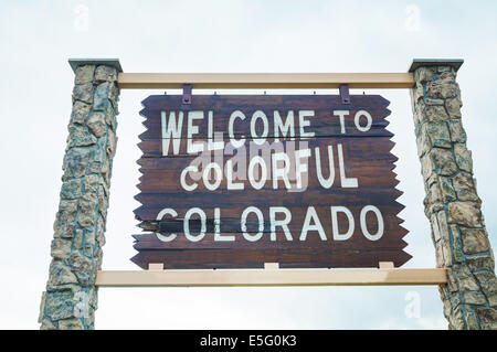 Willkommen im bunten Colorado Schild an der Staatsgrenze Stockfoto