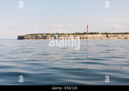 Roten Leuchtturm vor einen Windpark auf einer Klippe Stockfoto