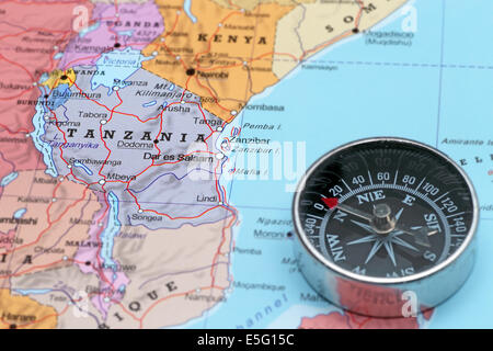 Kompass auf einer Karte zeigt auf Tansania und planen eine Reise Wert Stockfoto