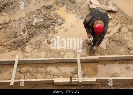 Arbeiter Hämmer Rahmen für die Gründung eines Wohnhauses in der Berkshires in Massachusetts. Stockfoto