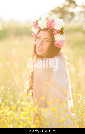 Frau mit Blumen Kranz auf einer Wiese Stockfoto