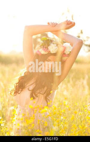 Frau mit Blumen Kranz auf einer Wiese Stockfoto