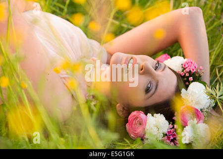 Frau mit Blumen Kranz auf einer Wiese Stockfoto