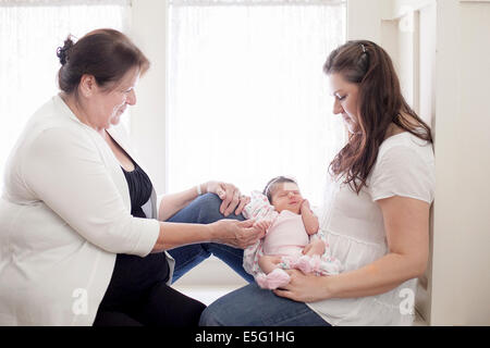 Oma mit Tochter und Enkelin Neugeborene (0-1 Monat) Stockfoto