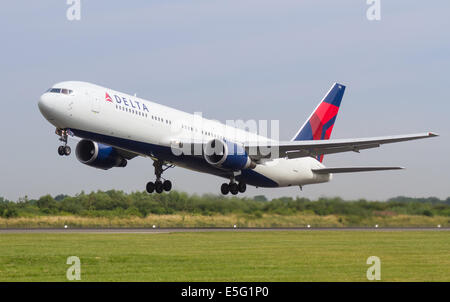 Delta Air Linien N176DZ Boeing 767 ausziehen aus Manchester Airport nach Atlanta Stockfoto