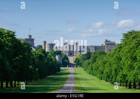 Blick auf Schloss Windsor aus den langen Weg. Stockfoto