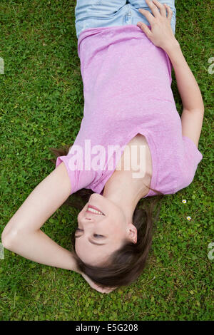 Frau auf einer Wiese liegend Stockfoto