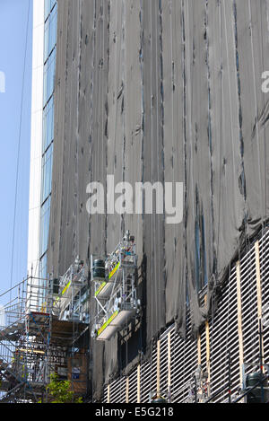 City of London, UK. 30. Juli 2014. Bauarbeiter passen die schwarzen anti-Glare-Bildschirme an der Vorderseite des Gebäudes "Walkie Talkie" nach dem letzten Sommer Probleme. Bildnachweis: Matthew Chattle/Alamy Live-Nachrichten Stockfoto