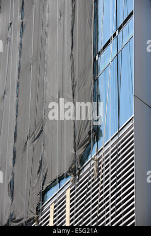 City of London, UK. 30. Juli 2014. Bauarbeiter passen die schwarzen anti-Glare-Bildschirme an der Vorderseite des Gebäudes "Walkie Talkie" nach dem letzten Sommer Probleme. Bildnachweis: Matthew Chattle/Alamy Live-Nachrichten Stockfoto