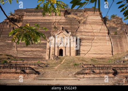 Die riesigen unvollendete Mingun Paya Stupa auf MIngun, in der Nähe von Mandalay Region, Birma (Myanmar). Stockfoto