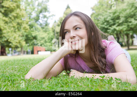 Frau auf einer Wiese liegend Stockfoto