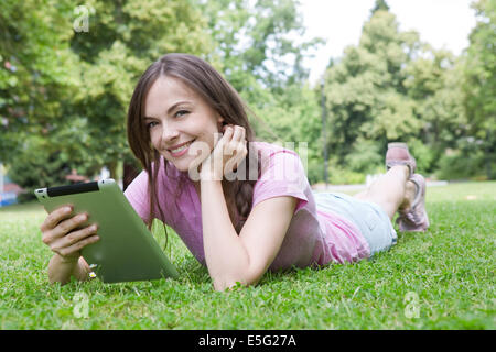 Frau mit Tablet-PC Stockfoto