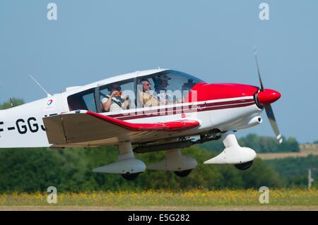 Französische Flugzeug Robin DR-400/180 abheben, Flugplatz Sarreguemines, Frankreich Stockfoto