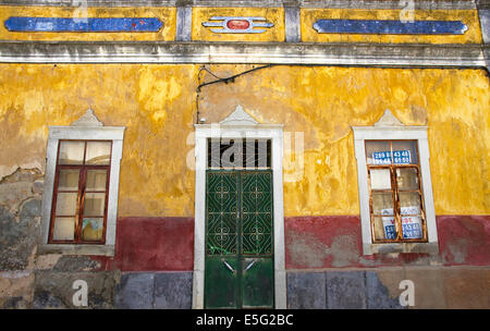 Heruntergekommenen Haus zum Verkauf in Stadt von Estoi, in der Nähe von Faro, Algarve, Portugal Stockfoto