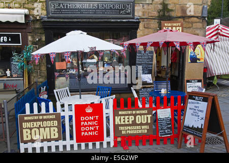 Feathergills Emporium, Apotheke + Teestube "Blitz", Stadtzentrum, Hebden Bridge, Calder-Tal, West Yorkshire, England, UK Stockfoto