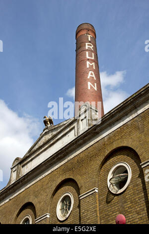 Hinterhof-Markt, der Old Truman Brewery, Brick Lane, Spitalfields, East End, London, England, UK Stockfoto