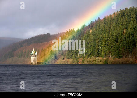 Regenbogen-highlights der gotische Turm der Straining auf See Vyrnwy (Victorian Reservoir) Montgomeryshire, Powys, Wales, UK Stockfoto