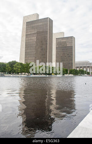 Agentur-Gebäude 2 und 3 Pools an der Empire State Plaza in Albany, der Hauptstadt des Staates New York reflektieren Stockfoto