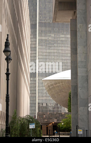 Das Ei mit dem Corning Tower im Hintergrund im The Empire Plaza in Albany, New York Stockfoto