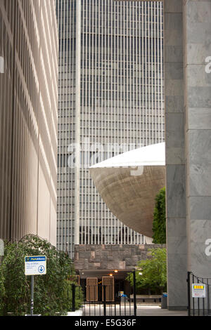 Das Ei mit dem Corning Tower im Hintergrund im The Empire Plaza in Albany, New York Stockfoto