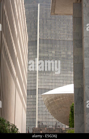 Das Ei mit dem Corning Tower im Hintergrund im The Empire Plaza in Albany, New York Stockfoto