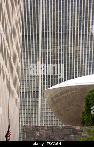 Das Ei mit dem Corning Tower im Hintergrund im The Empire Plaza in Albany, New York Stockfoto