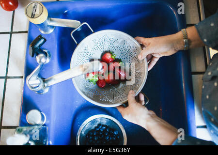 Frau waschen Obst Stockfoto