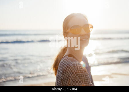 Porträt der Frau am Strand Stockfoto