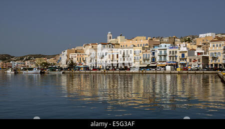 Blick auf den Hafen von Ermoupoli - Hauptstadt der Kykladen - den älteste Hafen des modernen Griechenlands Insel Syros Stockfoto