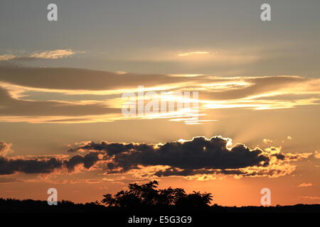Sonne hinter den Wolken versteckt Stockfoto