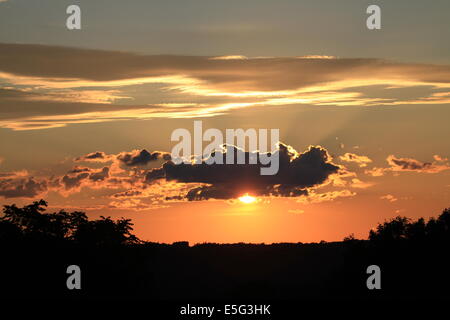 Sonne untergeht unter den Wolken Stockfoto