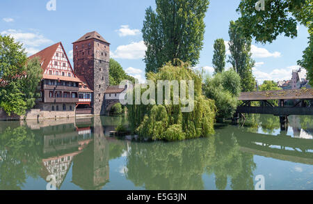 Die berühmten Weinstadel und Wasserturm (Wasserturm) Henkers Brücke über den Fluss Pegnitz in der deutschen Stadt Nürnberg. Stockfoto