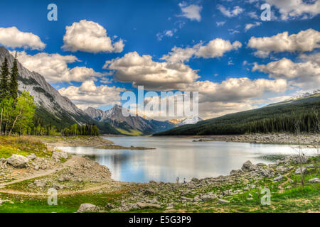 Scenic Medicine Lake in der kanadischen Rocky Mountains Jasper Nationalpark, Alberta Stockfoto