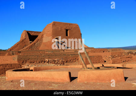 Spanisch kolonialen Kirche neu erbaut 1692, Pueblo aufgegeben by1800, Kiva koexistierte mit Kirche. Stockfoto