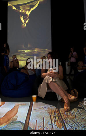 Moskau, Russland. 30. Juli 2014. Menschen besuchen eine Ausstellung von digitalen Versionen von einigen der bekanntesten Gemälde Salvador Dali, die eine Multimedia-Ausstellung in Moskau gehören. © Anna Sergeeva/ZUMA Draht/Alamy Live-Nachrichten Stockfoto