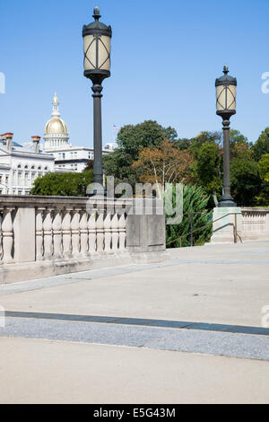 Kuppel der New Jersey State House von Trenton War Memorial gesehen. Stockfoto