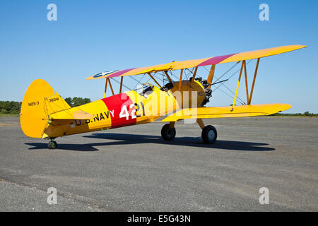 1942 Boeing Stearman Bi-Flugzeug bei Monmouth Executive Airport im Belmar, New Jersey Stockfoto