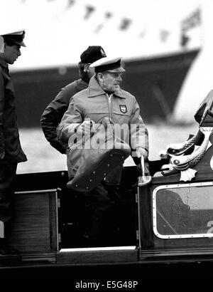 AJAXNETPHOTO. AUGUST 1985. COWES, ENGLAND, - DUKE TRITT YACHT BEI - PRINZ PHILIP, DER HERZOG VON EDINBURGH, VERLÄSST DAS KÖNIGLICHE SCHIFF UND STEIGT AN BORD VON OWEN AISHER'S YEOMAN TWENTY FÜR DAS BRITANNIA CUP RENNEN. ROYAL YACHT BRITANNIA IM HINTERGRUND. FOTO;JONATHAN EASTLAND/AJAX REF:860308 Stockfoto