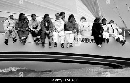 AJAXNETPHOTO. AUGUST 1985. COWES, ENGLAND, - KÖNIGSHOF AUF DER SCHIENE - HRH PRINCE EDWARD (3. RD VON LINKS) SITZT ZU BEGINN DES BRITANNIA CUP-RENNENS AUF DER WETTERSCHIENE VON FRAMBOISE. FOTO;JONATHAN EASTLAND/AJAX REF:860308 23 Stockfoto