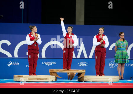 SSE Hydro Glasgow Schottland 30. Juli 2014. Commonwealth Games Tag 7.  Englands Mädchen nehmen Gold Silber und Bronze im Mehrkampf Frauen künstlerische Gymnastik Finale. Claudia Fragapane - Gold; Ruby Harrold - Silber; Hannah Whelan - Bronze.  L-R Harrold, Fragapane und Whelan. Bildnachweis: ALAN OLIVER/Alamy Live-Nachrichten Stockfoto