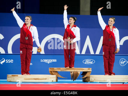 SSE Hydro Glasgow Schottland 30. Juli 2014. Commonwealth Games Tag 7.  Englands Mädchen nehmen Gold Silber und Bronze im Mehrkampf Frauen künstlerische Gymnastik Finale. Claudia Fragapane - Gold; Ruby Harrold - Silber; Hannah Whelan - Bronze.   L-R Harrold, Fragapane und Whelan. Bildnachweis: ALAN OLIVER/Alamy Live-Nachrichten Stockfoto