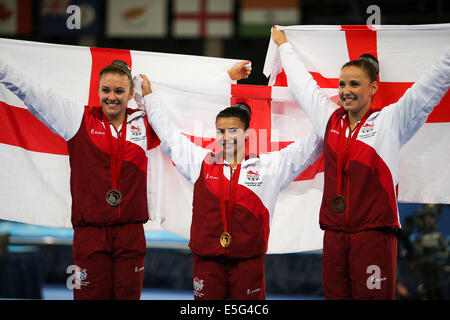 SSE Hydro Glasgow Schottland 30. Juli 2014. Commonwealth Games Tag 7.  Englands Mädchen nehmen Gold Silber und Bronze im Mehrkampf Frauen künstlerische Gymnastik Finale. Claudia Fragapane - Gold; Ruby Harrold - Silber; Hannah Whelan - Bronze.   L-R Harrold, Fragapane und Whelan. Bildnachweis: ALAN OLIVER/Alamy Live-Nachrichten Stockfoto