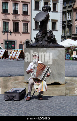 Akkordeonist in der Warschauer Altstadt spielen neben der berühmten Statue der Meerjungfrau Stockfoto