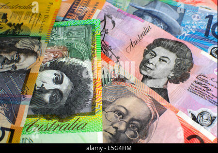 Australische Papiergeld, einschließlich 100, zwanzig, zehn, fünf und fünfzig-Dollar-Noten auf einem schwarzen Hintergrund. Stockfoto