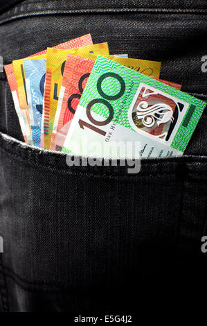 Australische Geld einschließlich 100, 50, 5, 10 und 20 Dollar-Noten in Gesäßtasche eines Mannes schwarze Kohle Jeans-Tasche. Vertikale. Stockfoto