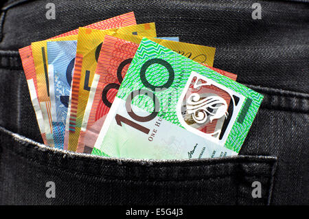 Australische Geld einschließlich 100, 50, 5, 10 und 20 Dollar-Noten in Gesäßtasche eines Mannes schwarze Kohle Jeans-Tasche. Stockfoto