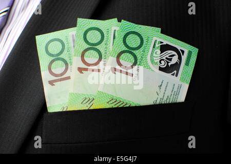 Drei hundert-Dollar-Noten in Business-Mann schwarzen Anzug Top Vordertasche. Stockfoto