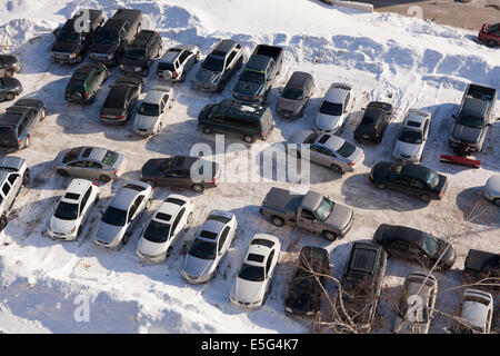 Ein Bau-Parkplatz, im Winter von oben gesehen.  Toronto, Ontario, Kanada. Stockfoto